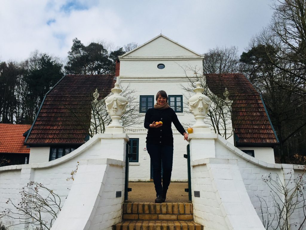 Antje Majewski auf der Barkenhoff-Treppe, Foto: © Worpsweder Museumsverbund