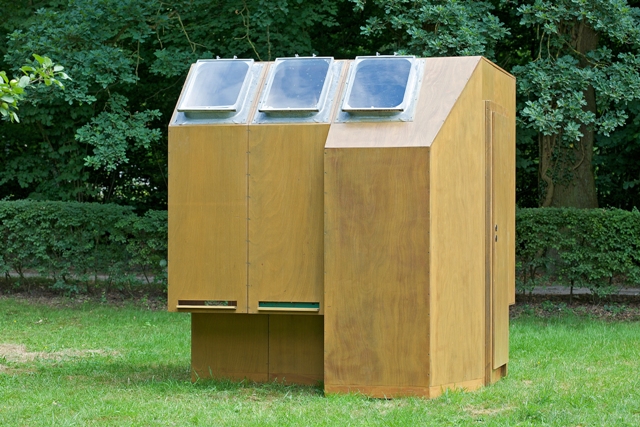 Olaf Nicolai Maisons des Abeilles, 2002 (Entwürfe für zeitgenössische Bienenhäuser) Entwurf Brandlhuber Ausstellungsansicht vor dem Haus im Schluh 2018 © courtesy Galerie EIGEN + ART Leipzig/Berlin/ VG Bild-Kunst, Bonn 2018 Foto: © Rüdiger Lubricht/ Worpsweder Museumsverbund