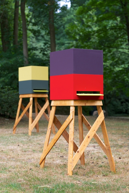 Olaf Nicolai Maisons des Abeilles, 2002 (Entwürfe für zeitgenössische Bienenhäuser) Entwurf Sauerbruch Hutton Ausstellungsansicht vor dem Barkenhoff 2018 © courtesy Galerie EIGEN + ART Leipzig/Berlin/ VG Bild-Kunst, Bonn 2018 Foto: © Rüdiger Lubricht/ Worpsweder Museumsverbund