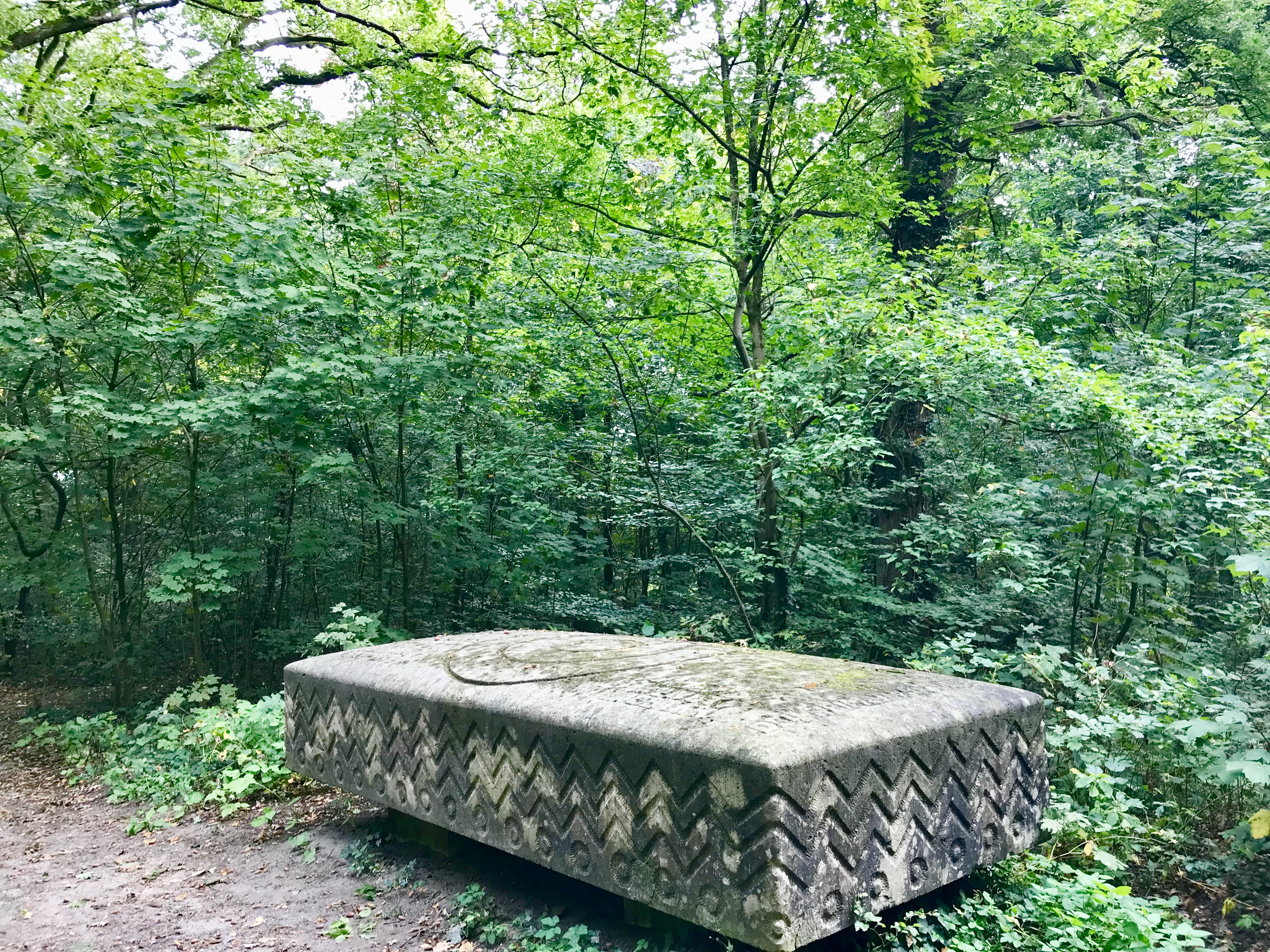 Der Roselius-Stein im Waldgelände zwischen Großer Kuntschau und Barkenhoff, Foto: Worpsweder Museumsverbund